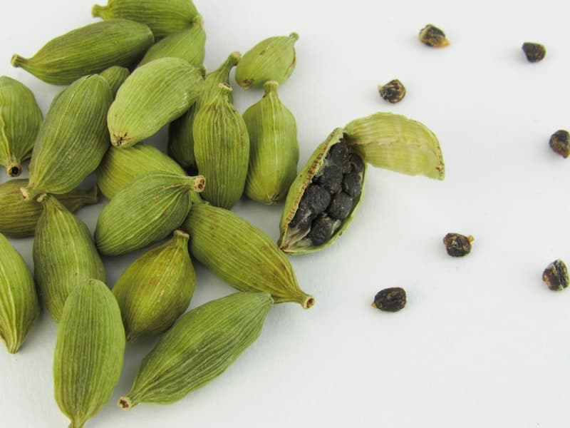 Cardamom — Whole green cardamom pods, graded by size